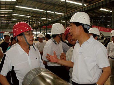 原湖南省省委常委、常務副省長于來山視察生產車間時與彭琪董事長親切交談